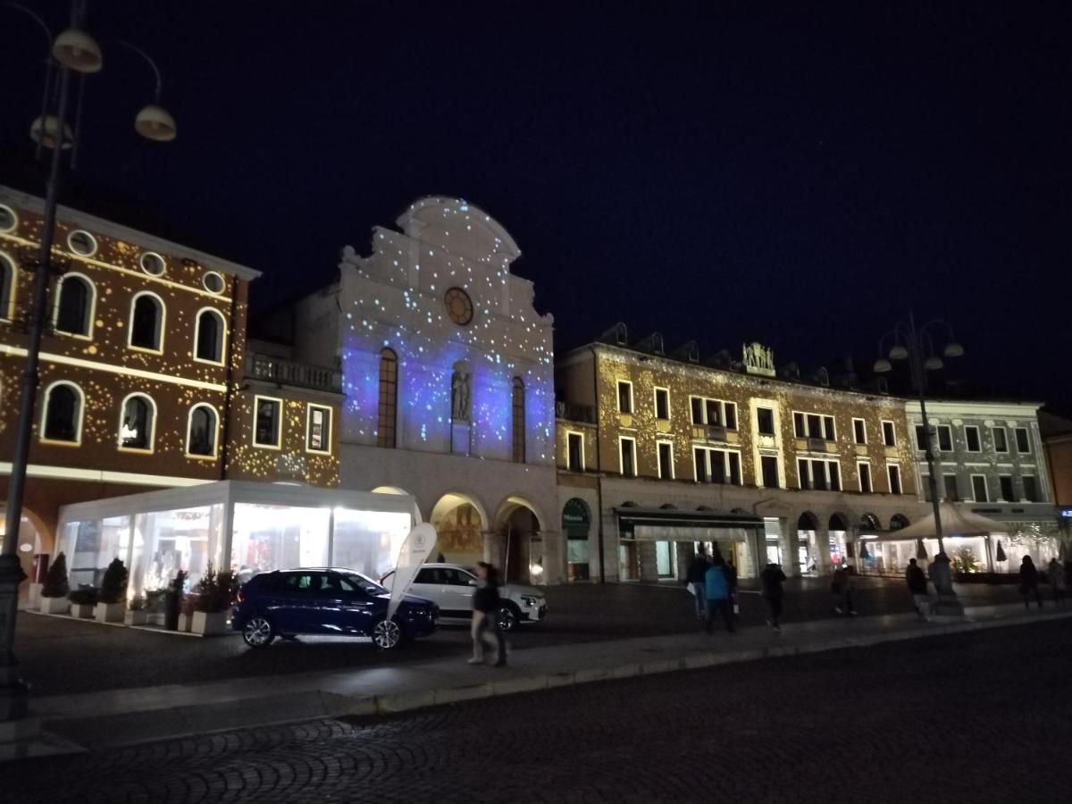 Il Vicolo_Carinissimo Appartamento In Centro Storico, Zona Giorno Mansardata ベッルーノ エクステリア 写真