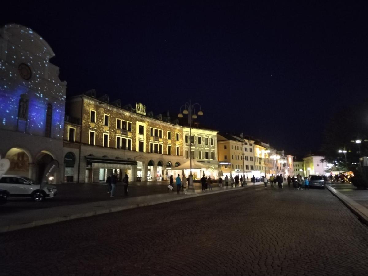 Il Vicolo_Carinissimo Appartamento In Centro Storico, Zona Giorno Mansardata ベッルーノ エクステリア 写真